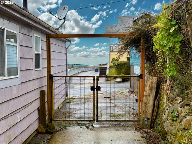 589 RIVINGTON St, Astoria, OR 97103