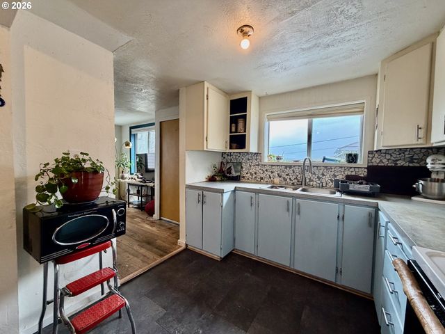 589 RIVINGTON St, Astoria, OR 97103