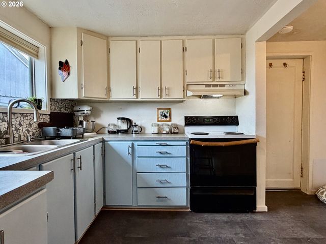 589 RIVINGTON St, Astoria, OR 97103