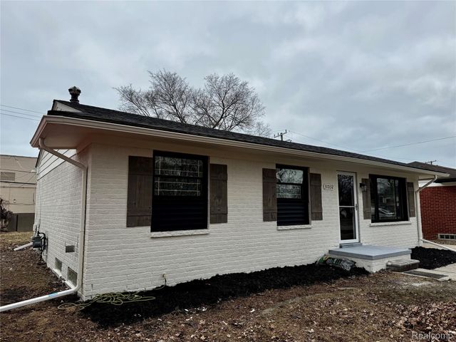 31032 Manhattan Street, St. Clair Shores, MI 48082