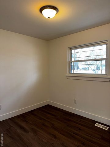 31032 Manhattan Street, St. Clair Shores, MI 48082