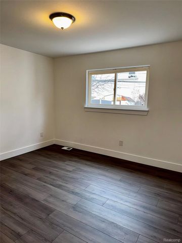 31032 Manhattan Street, St. Clair Shores, MI 48082