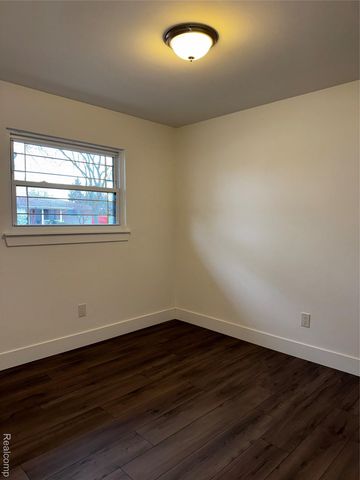 31032 Manhattan Street, St. Clair Shores, MI 48082