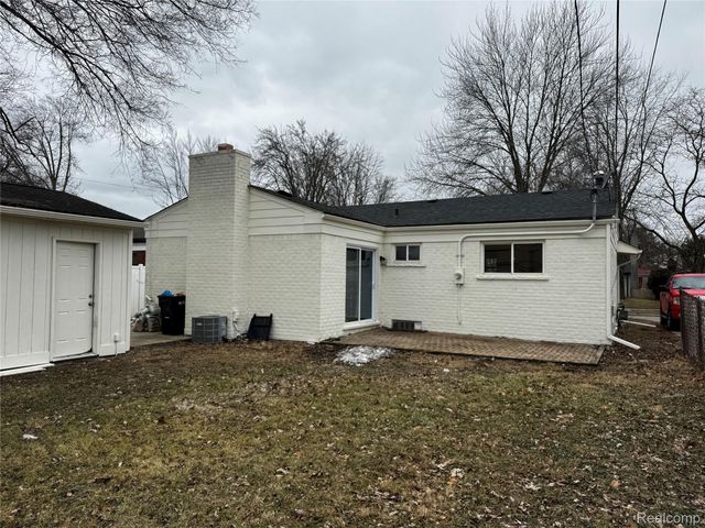 31032 Manhattan Street, St. Clair Shores, MI 48082