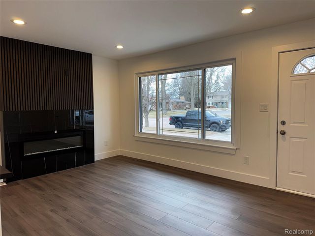 31032 Manhattan Street, St. Clair Shores, MI 48082