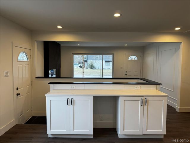 31032 Manhattan Street, St. Clair Shores, MI 48082