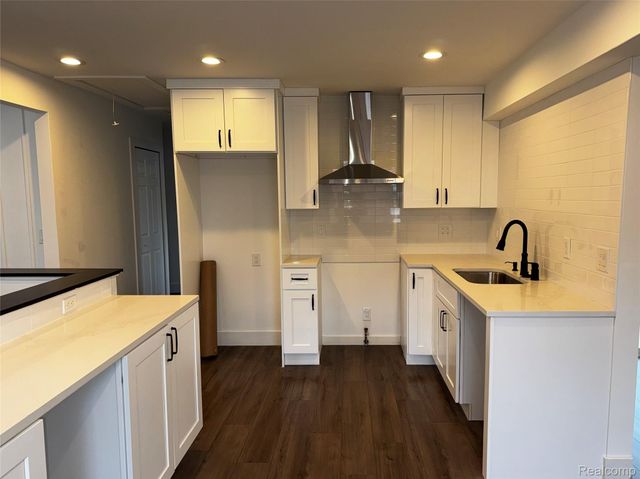 31032 Manhattan Street, St. Clair Shores, MI 48082