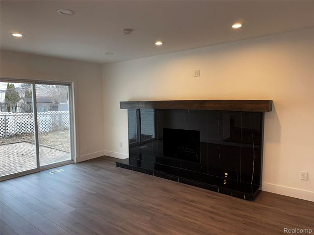 31032 Manhattan Street, St. Clair Shores, MI 48082