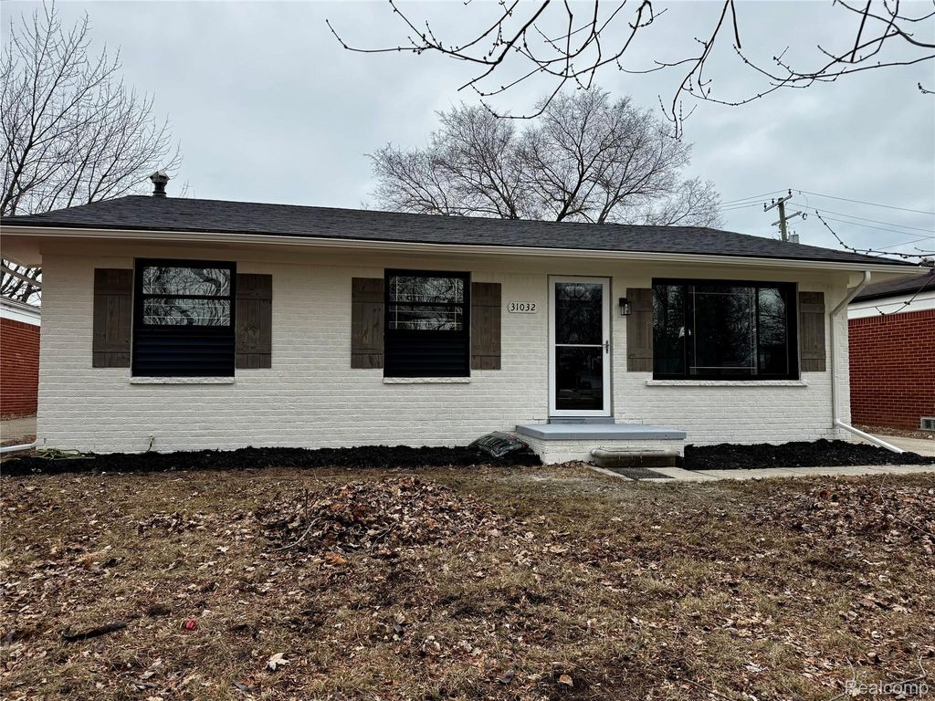 31032 Manhattan Street, St. Clair Shores, MI 48082