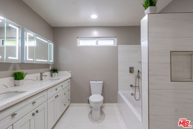 20454 W Strathern Street, Winnetka, CA 91306