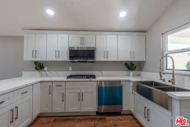 20454 W Strathern Street, Winnetka, CA 91306