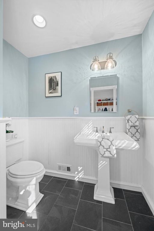 213 HERMITAGE DR, Wayne, PA 19087