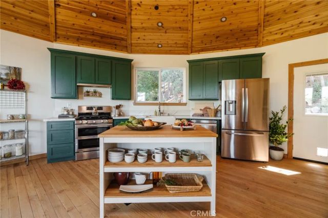 721 Chillon Drive, Crestline, CA 92325