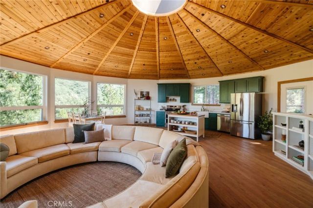 721 Chillon Drive, Crestline, CA 92325