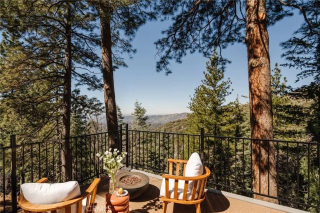 721 Chillon Drive, Crestline, CA 92325