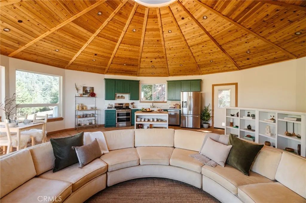 721 Chillon Drive, Crestline, CA 92325