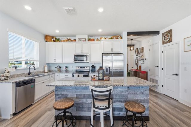 2201 GLADIOLUS LN LANE, Mascotte, FL 34753