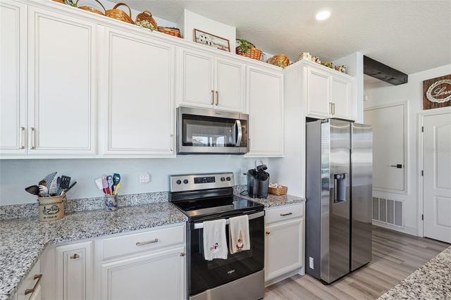 2201 GLADIOLUS LN LANE, Mascotte, FL 34753