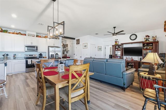 2201 GLADIOLUS LN LANE, Mascotte, FL 34753