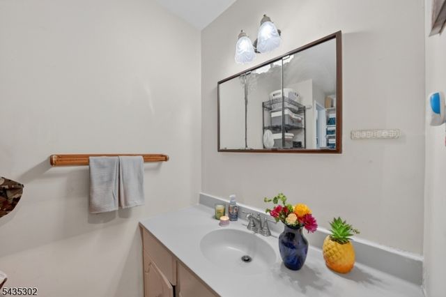 808 Eves Dr 1k, Hillsborough Twp., NJ 08844