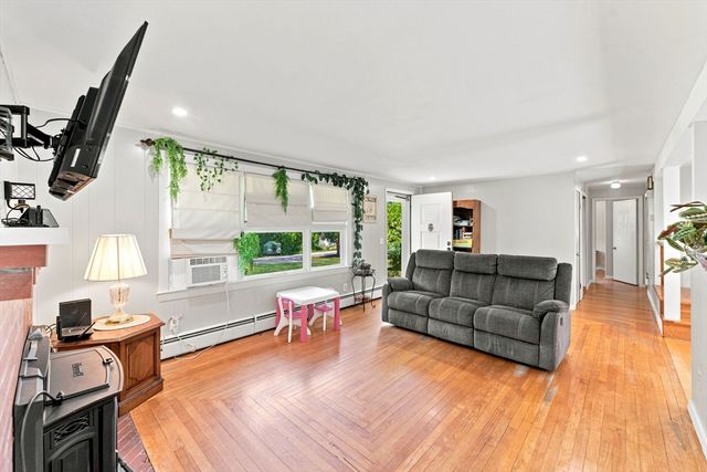 109 Providence St, Uxbridge, MA 01569