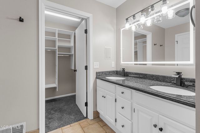 5310 Turnberry Lane, Sylvania, OH 43560