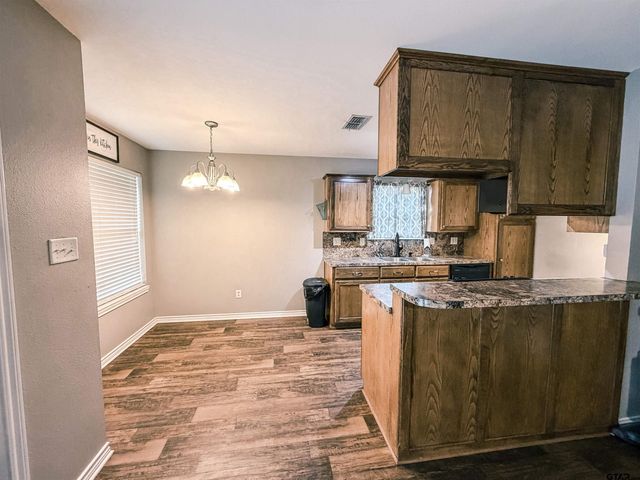 106 Westpark St, Pittsburg, TX 75686