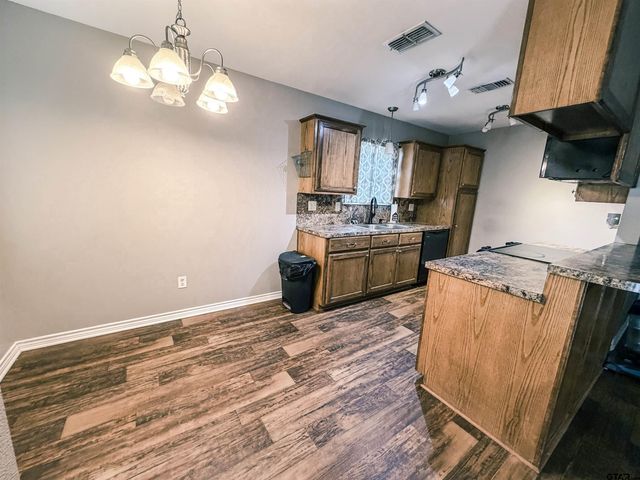 106 Westpark St, Pittsburg, TX 75686