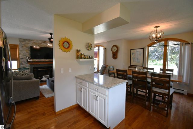 206 W Carpenter Street, Charlevoix, MI 49720