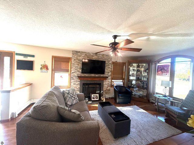 206 W Carpenter Street, Charlevoix, MI 49720