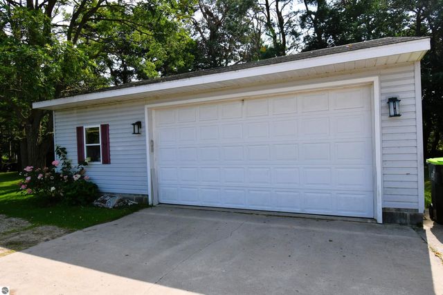 206 W Carpenter Street, Charlevoix, MI 49720