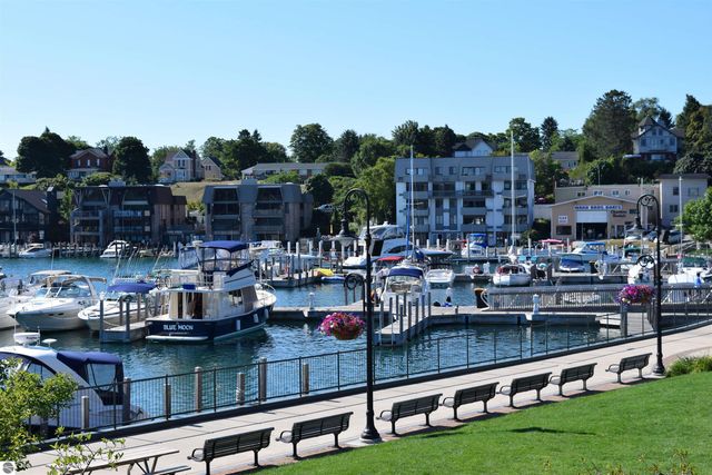 206 W Carpenter Street, Charlevoix, MI 49720