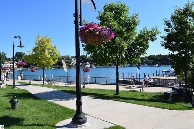 206 W Carpenter Street, Charlevoix, MI 49720