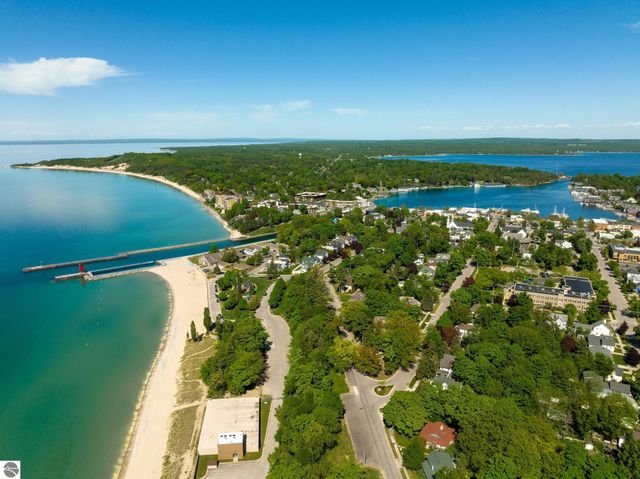 206 W Carpenter Street, Charlevoix, MI 49720