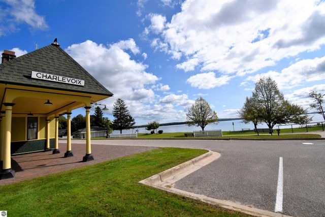 206 W Carpenter Street, Charlevoix, MI 49720