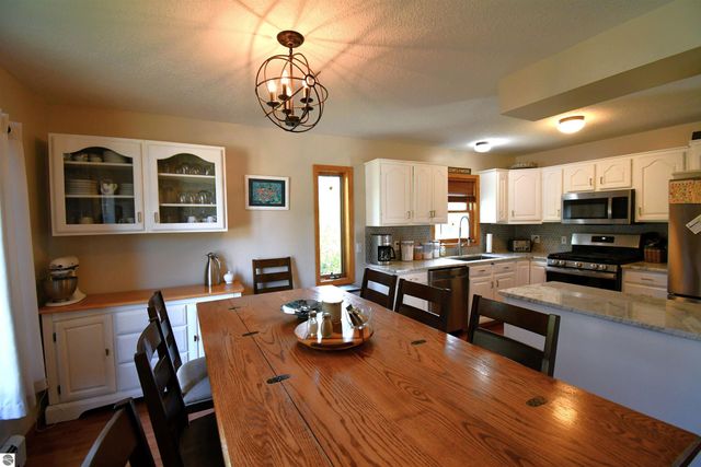 206 W Carpenter Street, Charlevoix, MI 49720