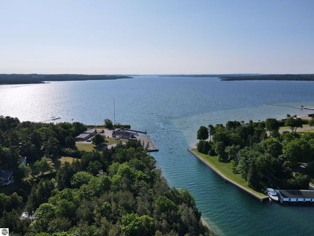 206 W Carpenter Street, Charlevoix, MI 49720