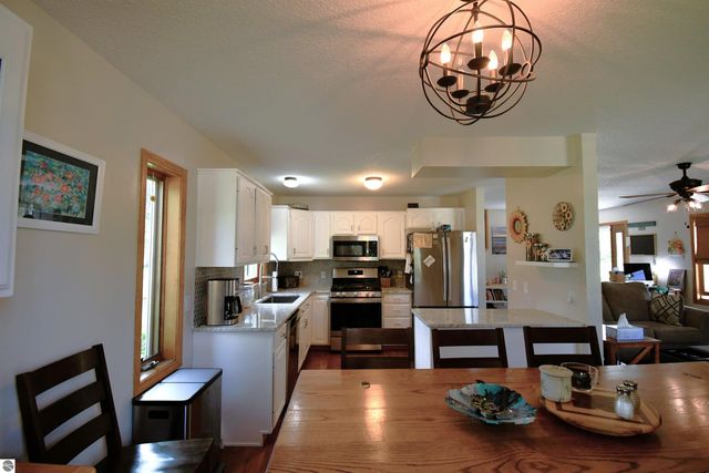 206 W Carpenter Street, Charlevoix, MI 49720