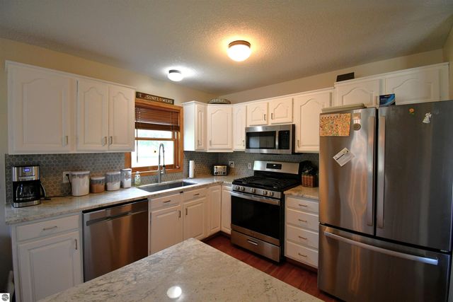 206 W Carpenter Street, Charlevoix, MI 49720