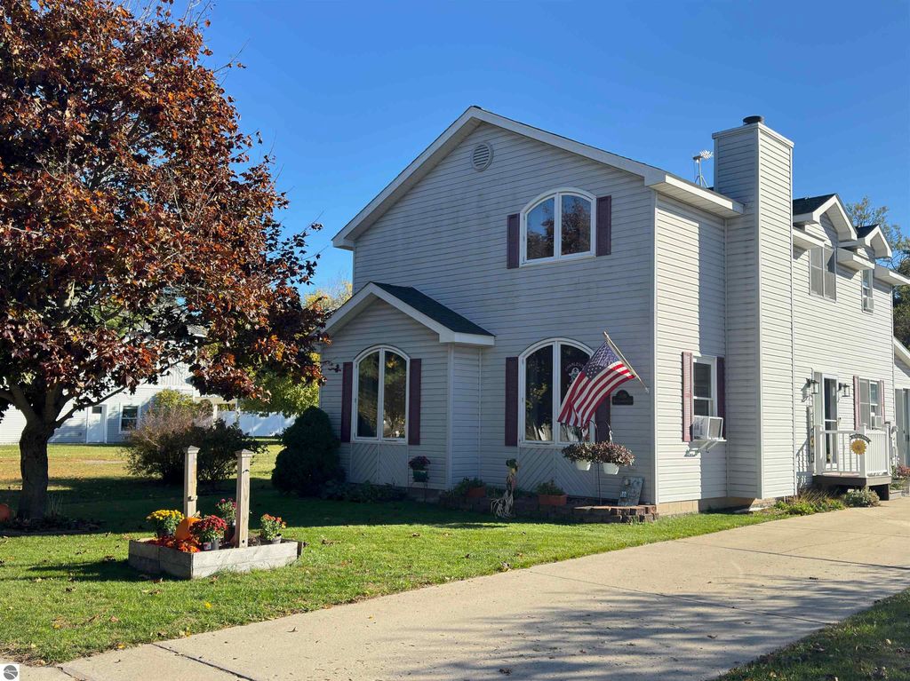 206 W Carpenter Street, Charlevoix, MI 49720
