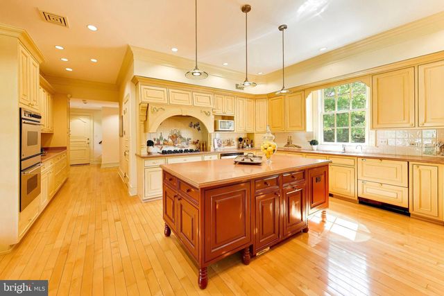 9001 PERSIMMON TREE RD, Potomac, MD 20854