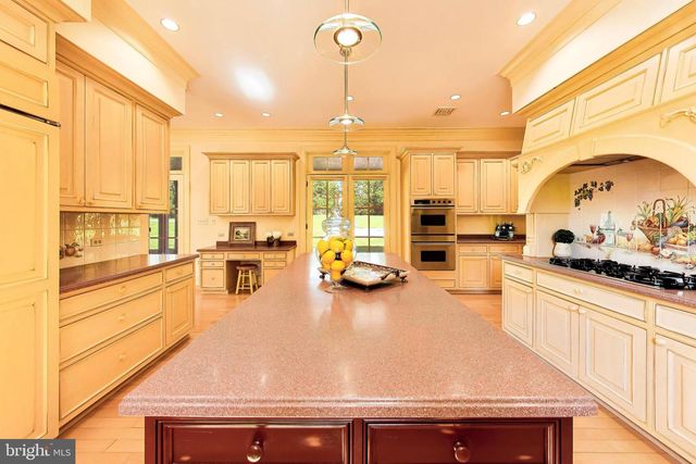 9001 PERSIMMON TREE RD, Potomac, MD 20854