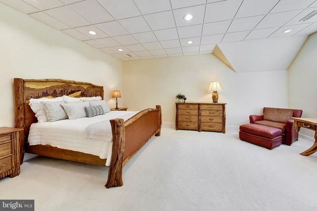 9001 PERSIMMON TREE RD, Potomac, MD 20854