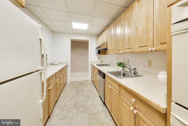 9001 PERSIMMON TREE RD, Potomac, MD 20854