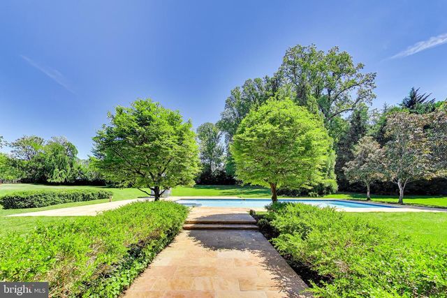 9001 PERSIMMON TREE RD, Potomac, MD 20854