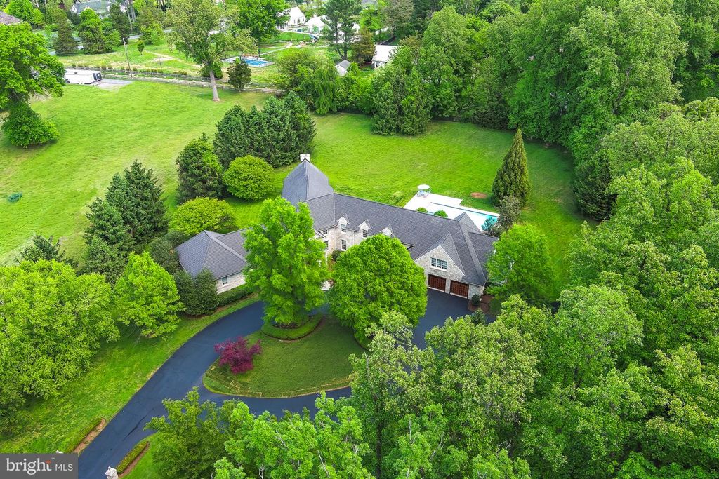 9001 PERSIMMON TREE RD, Potomac, MD 20854