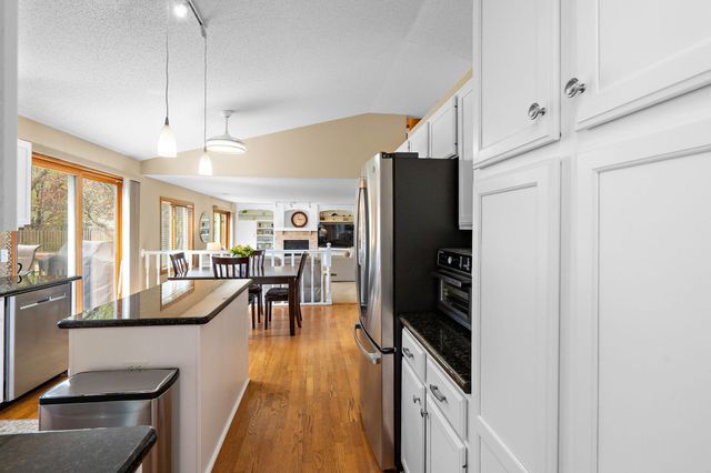1409 Earle Way, Burnsville, MN 55306