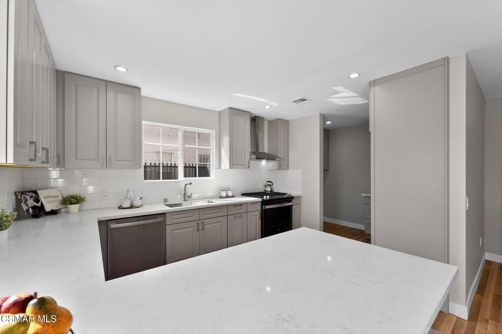 Image 11 of property listing at 3722 Degnan Boulevard, Los Angeles, CA 90018