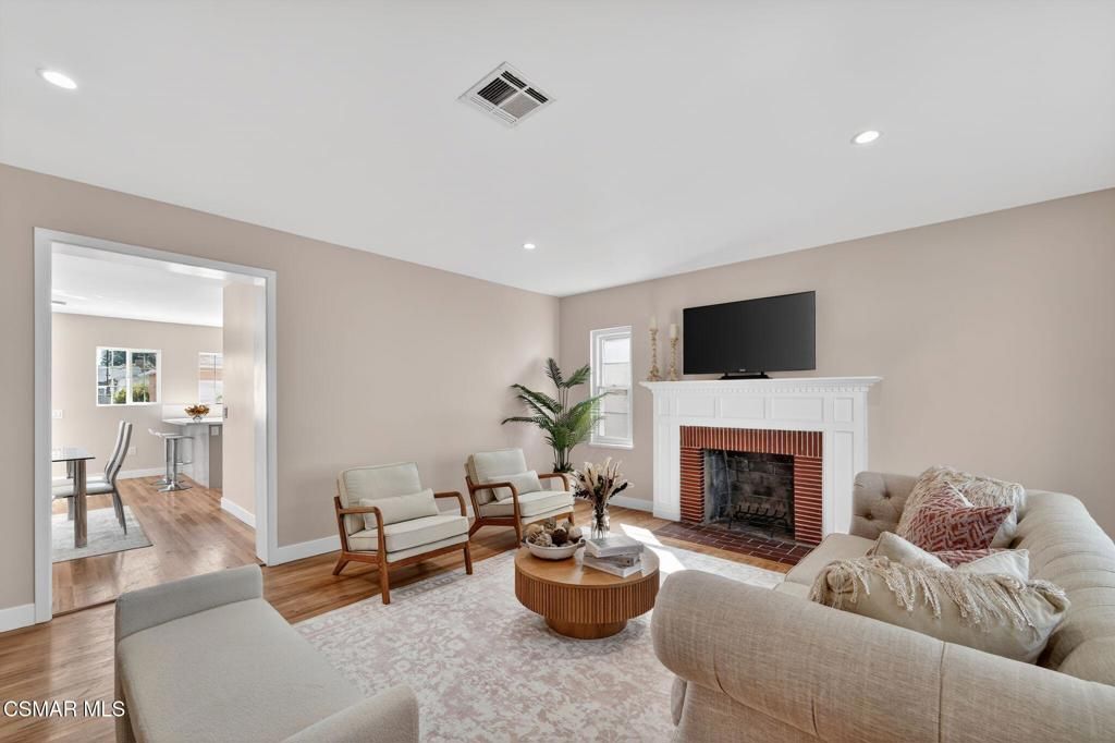 Image 3 of property listing at 3722 Degnan Boulevard, Los Angeles, CA 90018