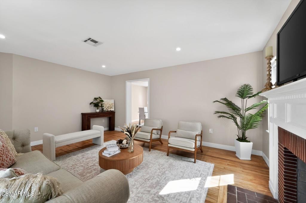 Image 5 of property listing at 3722 Degnan Boulevard, Los Angeles, CA 90018